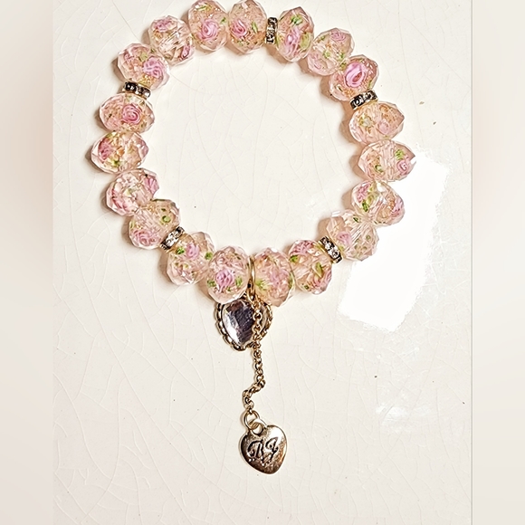 Betsey Johnson faceted beaded rose with heart chain charms signed stretch bracel - Picture 2 of 8